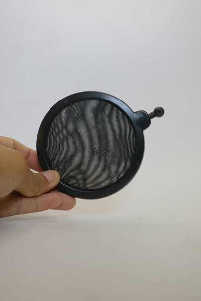 Μαύρο χρώμα του μικροφώνου ποπ φίλτρο σε λευκό απομονωμένο φόντο φωτογραφία - Φωτογραφία, εικόνα
