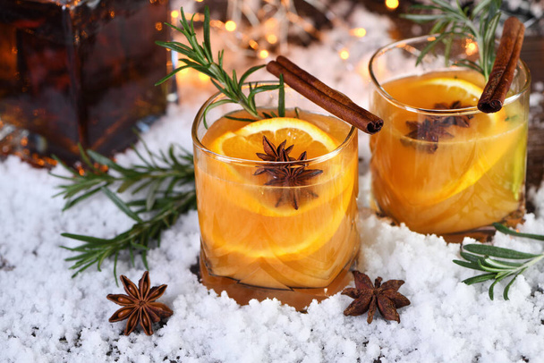 Negroni koktél. Bourbon fahéjjal narancslével és csillagánizstal.A tökéletes hangulatos koktél hűvös decemberi estékhez. - Fotó, kép