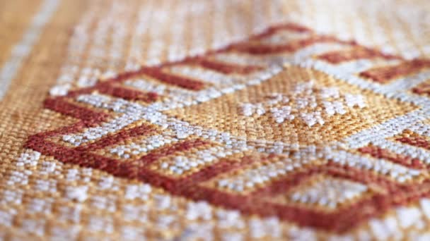 Részlet egy kézzel készített, hagyományos marokkói kaktusz selyem (Sabra selyem) szőnyeg, szőnyeg. Makro closeup absztrakt geometriai minták, kézzel szőtt, sekély mélysége mező. - Felvétel, videó