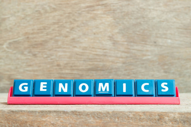 Litera alfabetu płytek ze słowem genomika w kolorze czerwonym stojak na tle drewna - Zdjęcie, obraz