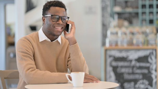 African Man Parlare al telefono in Cafe - Foto, immagini