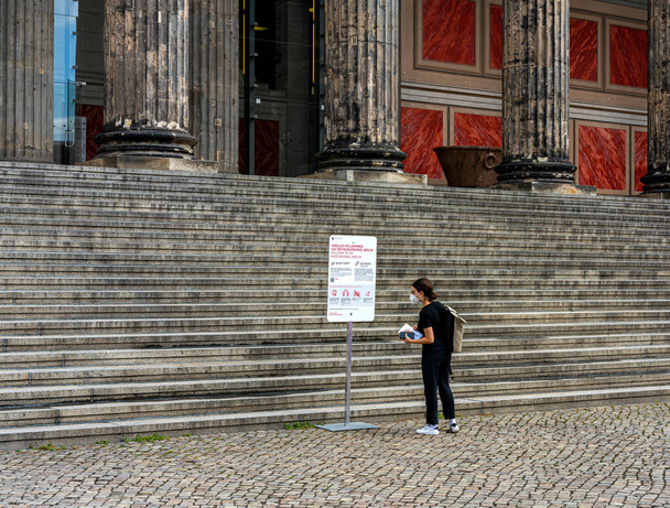 Návštěvníci starého muzea v Berlíně v době korony - Fotografie, Obrázek