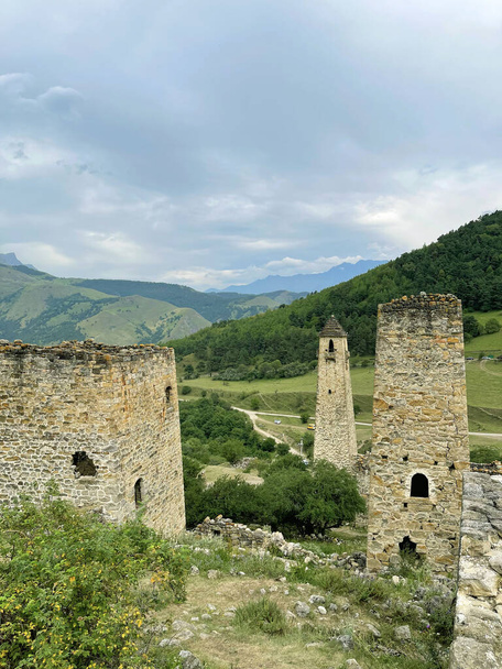 Стародавнє зруйноване місто в гірській долині, Інгушетія, Кавказ, Росія. - Фото, зображення