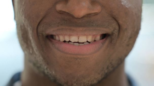 Primer plano de los labios sonrientes del hombre africano - Foto, Imagen