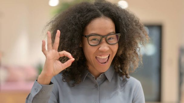 Retrato de una empresaria africana positiva mostrando OK Sign  - Foto, imagen