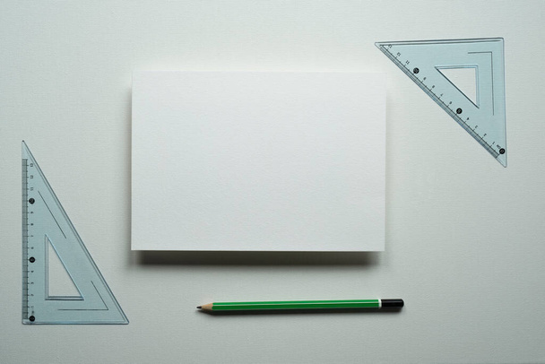 stůl, bílá karta, obdélník, prostor pro text, design, zelená tužka, pravítko, izolované, horní foto - Fotografie, Obrázek