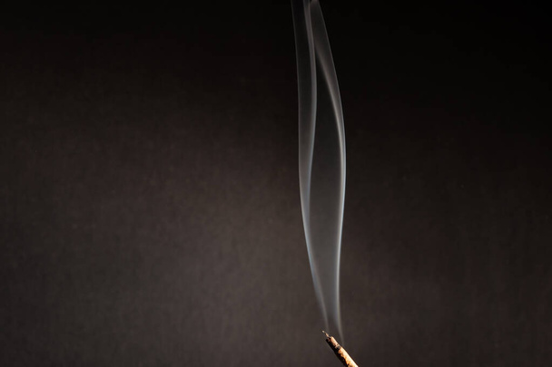 Ραβδί θυμίαμα με καπνό μαύρο φόντο - Φωτογραφία, εικόνα