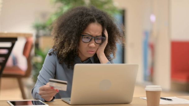 Falla en el pago de compras en línea en el ordenador portátil por la mujer de negocios africana  - Foto, imagen