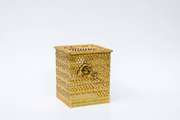 Μεταλλική θήκη για χαρτοπετσέτες με χρυσό επίχρυσο. Επιλογή εστίασης - Φωτογραφία, εικόνα
