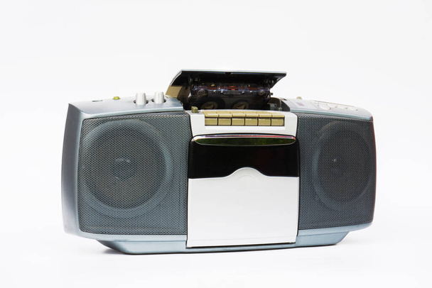radio vintage y reproductor de cassette. Enfoque selectivo. Fondo blanco. aislado. - Foto, Imagen