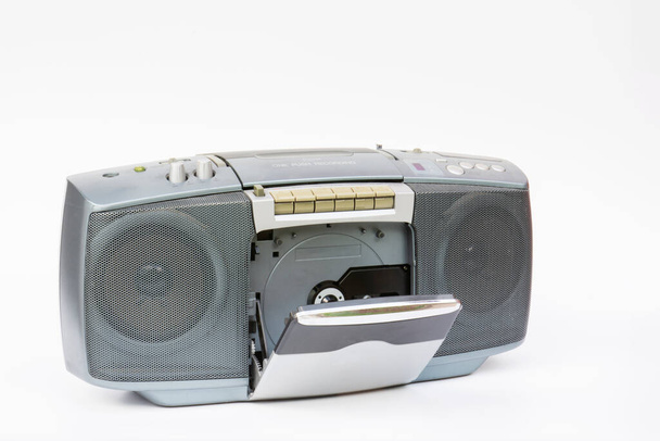 vintage radio en cassette speler. Selectieve focus. Witte Backgroun. geïsoleerd. - Foto, afbeelding