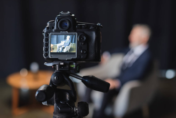 câmera digital com empresário em terno durante entrevista na tela - Foto, Imagem