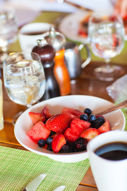Завтрак со свежими фруктами и кофе
 - Фото, изображение