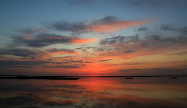 schöner Sonnenuntergang über der Wasseroberfläche des Sees - Foto, Bild
