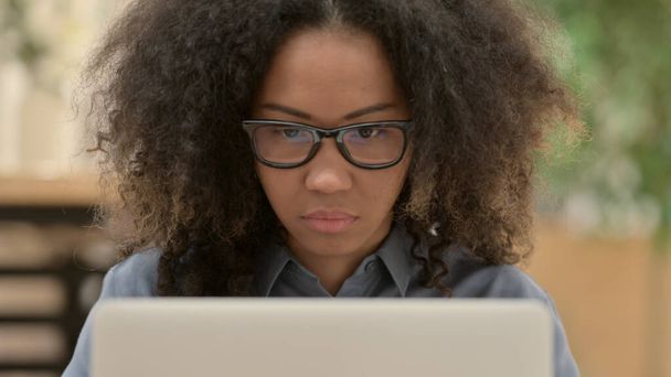 Κοντινό πλάνο της αφρικανικής γυναίκας που εργάζεται σε φορητό υπολογιστή  - Φωτογραφία, εικόνα