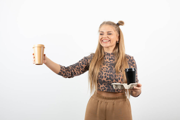 Портрет блондинки з чашками кави, що стоять. Високоякісна фотографія
 - Фото, зображення