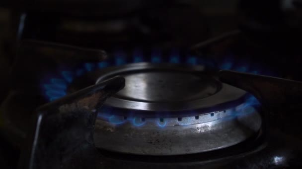 Enciende una cocina de gas manualmente durante el movimiento de la cámara - Imágenes, Vídeo