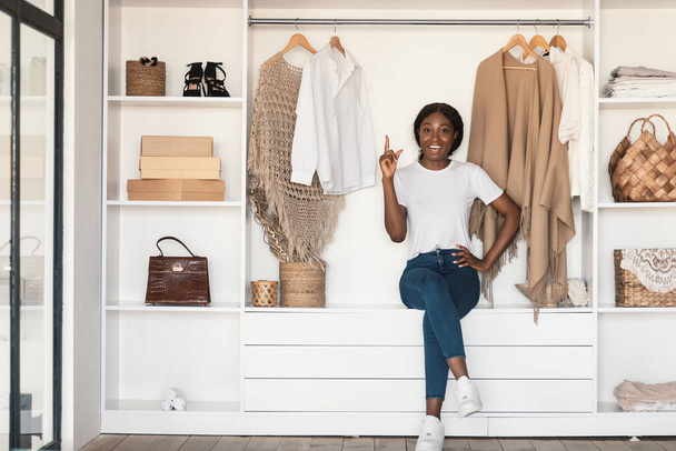 Африканська американська жінка, яка жила в гардеробі, має ідею в приміщенні - Фото, зображення