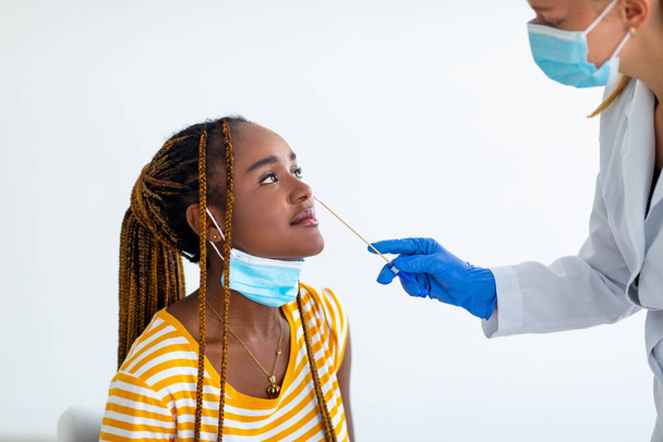 Paciente mujer negra mirando al médico haciendo prueba de PCR - Foto, Imagen