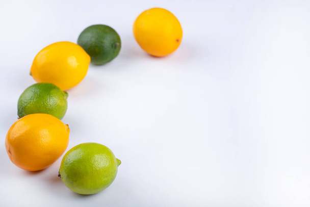 Свіжі смачні лимони та межі ізольовані на білому тлі. Високоякісна фотографія
 - Фото, зображення