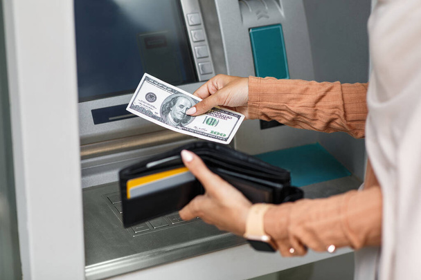Žena pomocí moderního bankomatu, přičemž peníze z bankomatu venku, detailní záběr - Fotografie, Obrázek