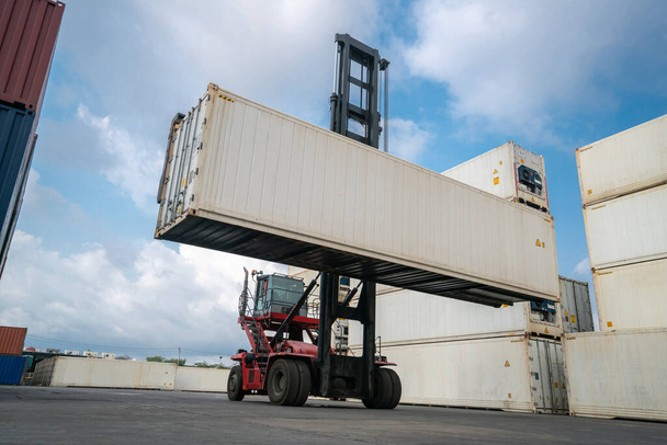 Вантажний контейнер для судноплавства за кордоном на верфі з важкою машиною
 . - Фото, зображення