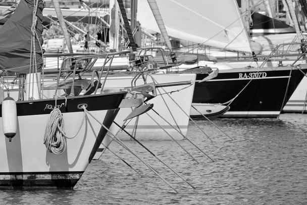 Італія, Сицилія, Середземне море, Марина-ді-Рагуса (провінція Рагуса); вітрильні човни в порту.  - Фото, зображення
