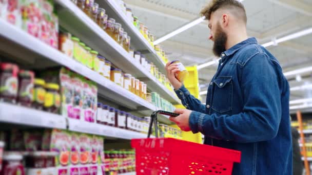 Ο άνθρωπος αγοράζει μαρμελάδα στο σούπερ μάρκετ - Πλάνα, βίντεο