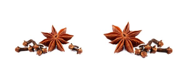 Aromatik yıldız anason ve karanfilleri beyaz arkaplanda izole - Fotoğraf, Görsel