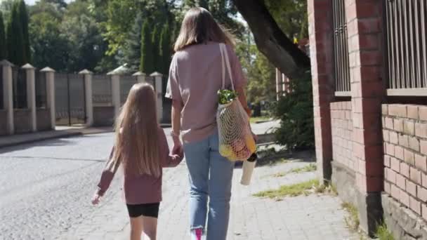 Mãe e filha andam depois de fazer compras - Filmagem, Vídeo
