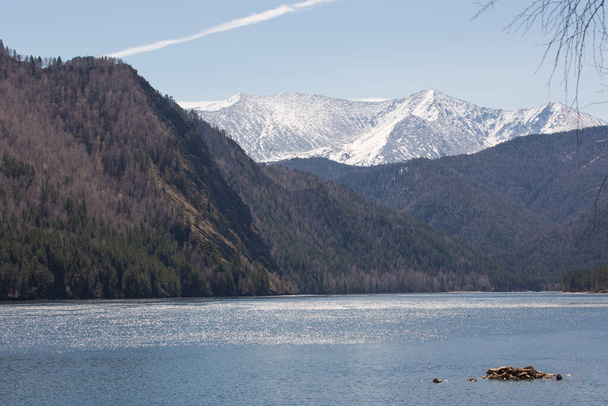Atmospheric beautiful view of the Yenisei River, snowy mountains and forest on a clear day - Фото, зображення