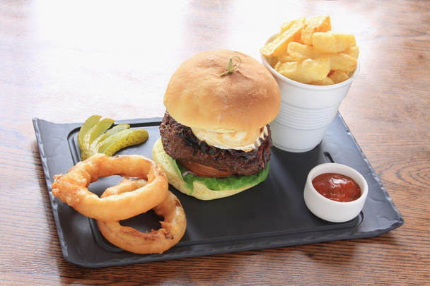 hamburger v housce s hranolky a cibulové kroužky - Fotografie, Obrázek