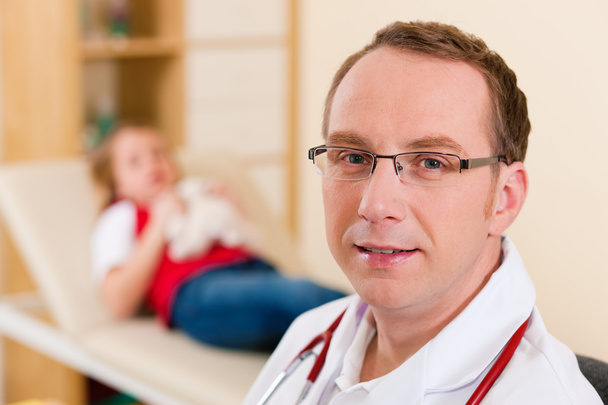 Pediatrician in his surgery is - Foto, afbeelding