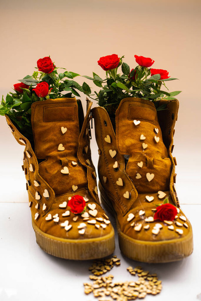 zapatos viejos con corazones y rosas, fondo - Foto, imagen