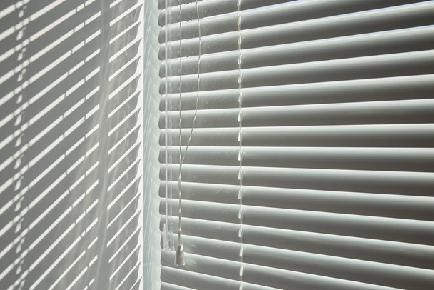 Silueta de persianas de ventana de fondo textura de la luz del sol. Imagen interior de fondo de persianas abstractas - Foto, imagen