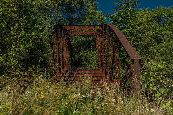 Старый железнодорожный мост возле деревни Липтовская Порубка в летний жаркий день - Фото, изображение