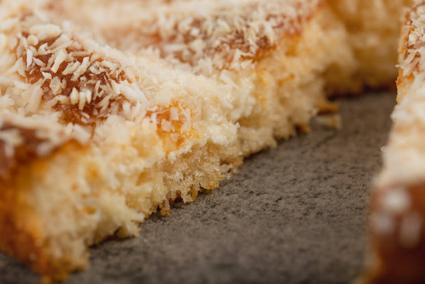 Fette di torta di dessert con trucioli di cocco posti su un tavolo di pietra. Foto di alta qualità - Foto, immagini