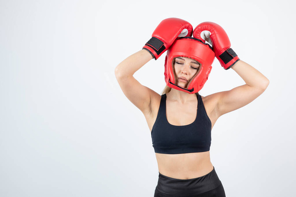 mladá žena v boxerských rukavicích, izolované na bílém pozadí - Fotografie, Obrázek