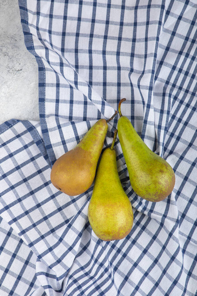 Tres peras verdes saludables sobre fondo de piedra con mantel. Foto de alta calidad - Foto, Imagen