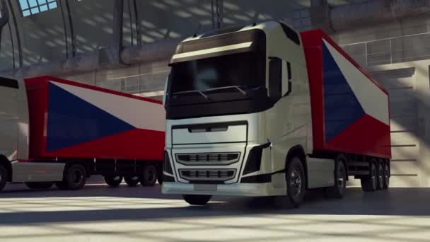 Samochody ciężarowe z flagą Republiki Czeskiej. Ciężarówki z Czech załadunku lub rozładunku w doku magazynowym - Materiał filmowy, wideo