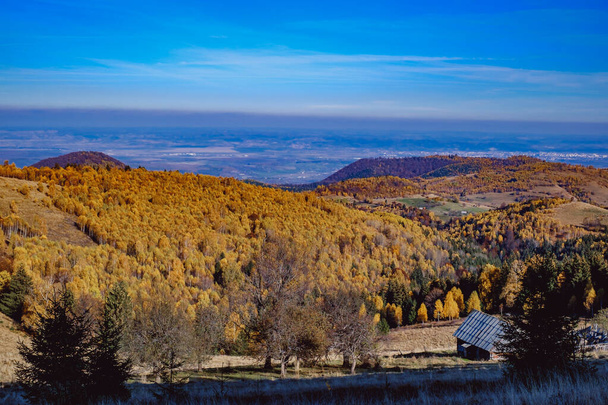 Romanya dağlarındaki güzel sonbahar manzaraları, Fantanele köyü bölgesi, Sibiu ilçesi, Cindrel dağları, Romanya - Fotoğraf, Görsel