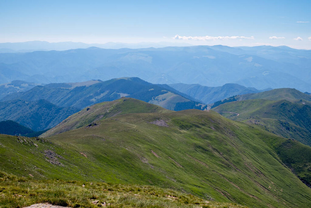 Gyönyörű kilátás a Fagaras román hegyek, Suru csúcs. - Fotó, kép