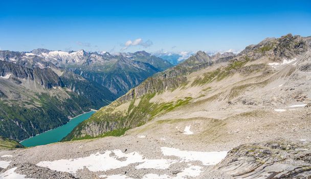 Summer alpine scenery with turquoise blue water reservoir - Fotoğraf, Görsel