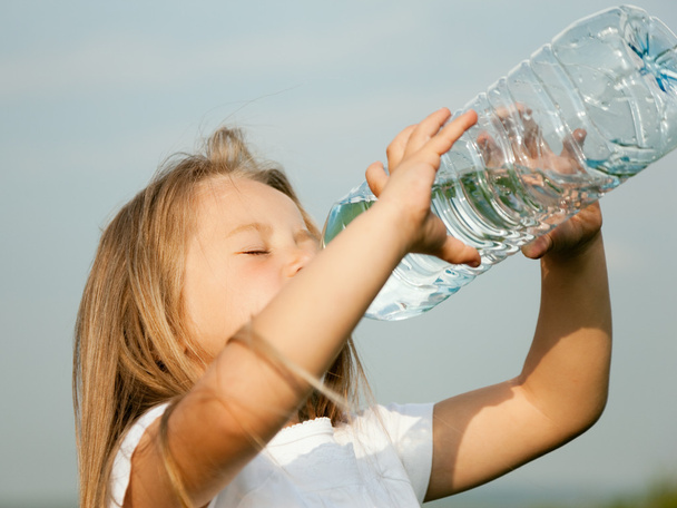 Ребенок пьет воду из бутылки
 - Фото, изображение