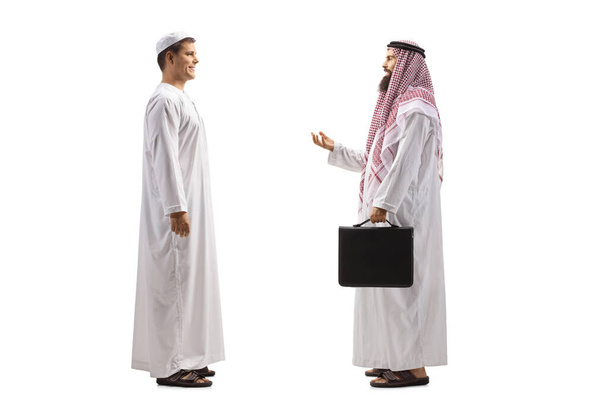 Full length profil záběr arabských mužů, kteří mají rozhovor izolované na bílém pozadí - Fotografie, Obrázek