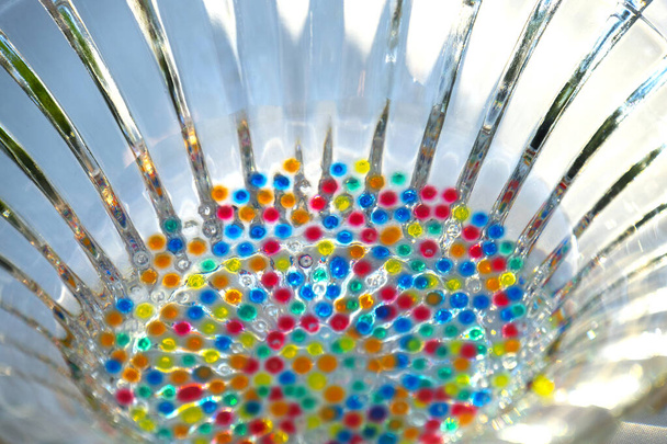 Wiele małych kulek galaretki w szkle. Kolorowe cukierkowe kulki. Kolorowe kulki wodne lub Aqua Crystal Jelly Gleba do kwiatów lub roślin lub dekoracji domu - Zdjęcie, obraz