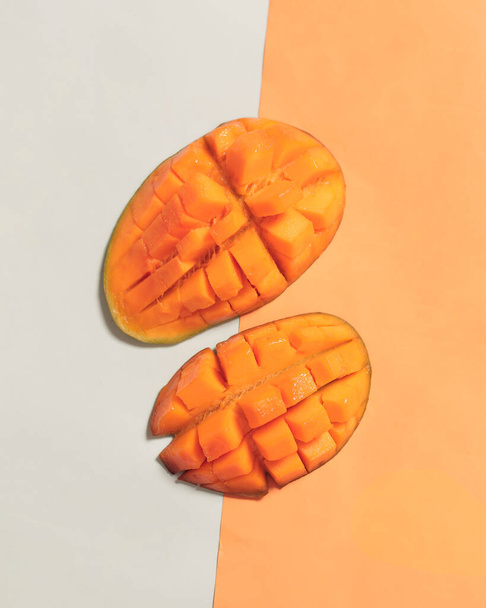 新鮮なマンゴーは、午前中に軽食メニューとして、またはあなたの暇な時間に軽食として適しています。マンゴーは、糖尿病を防ぐ可能性がある体に良いビタミンAが豊富です。マンゴーモックアップ. - 写真・画像