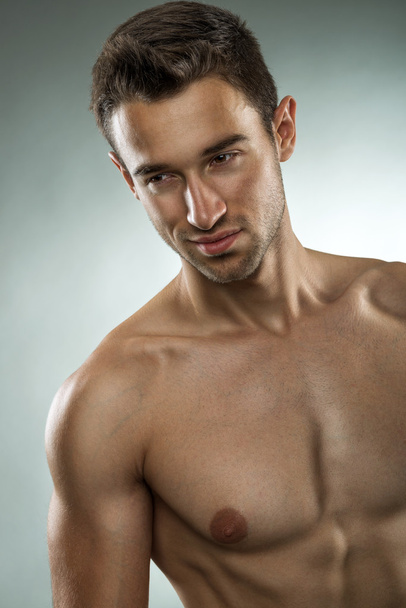 Handsome muscular man posing - Foto, Imagen
