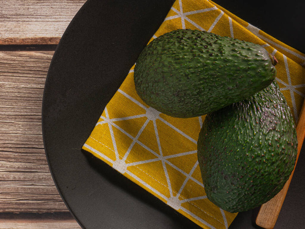 O abacate na imagem de mesa de madeira vista superior para o conceito de comida. - Foto, Imagem