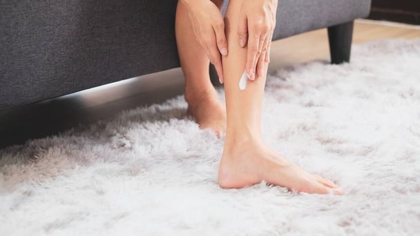 天然クリームを適用する女性,女性はコピースペースと化粧品クリームで彼女の足を保湿. - 写真・画像